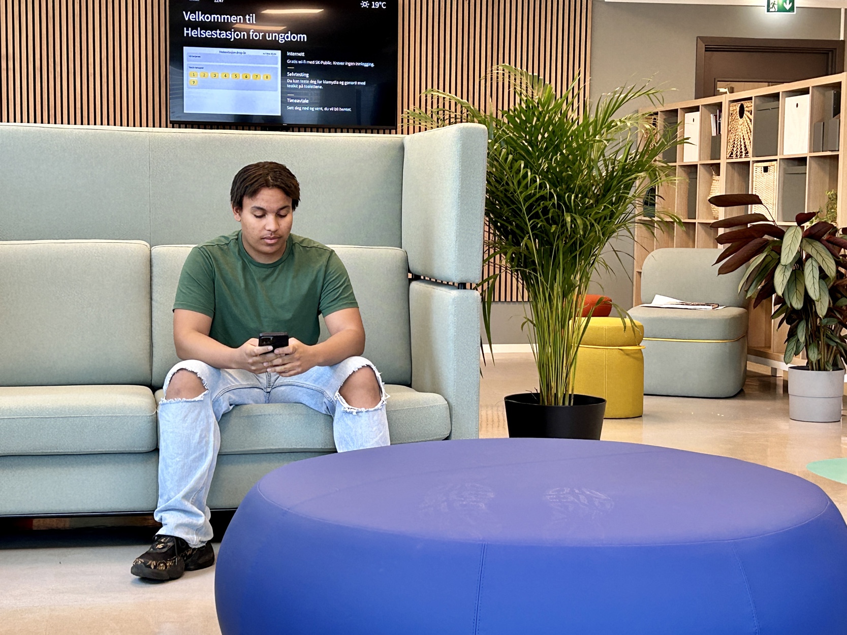 Ungdom på venterommet til Helsestasjonen for ungdom.