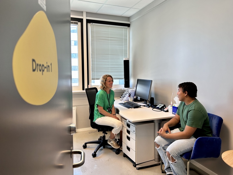 Helsesykepleier på Helsestasjonen for ungdom  møter ungdom på drop-in time