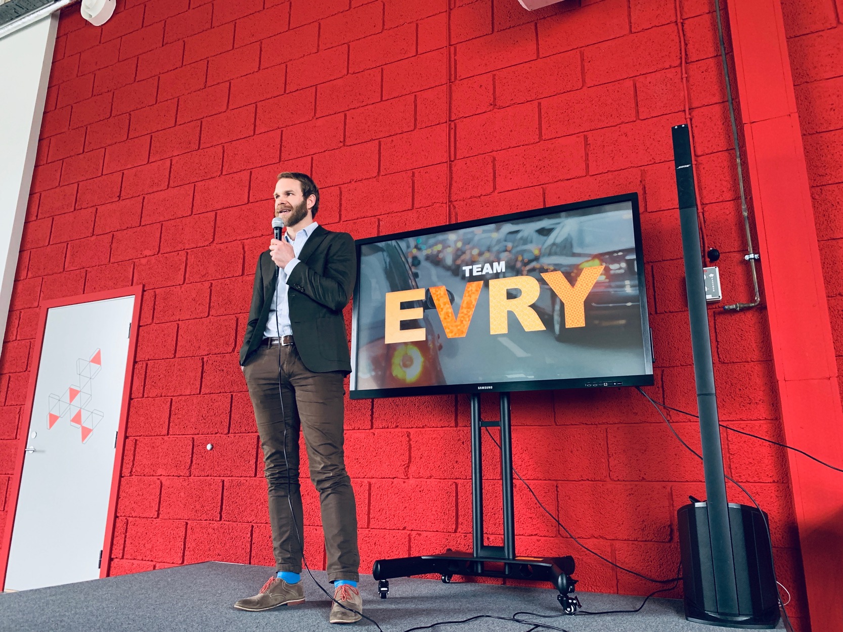 Årstein Skjæveland fra Gjesdal kommune på scenen under finalen i Miljøhack.