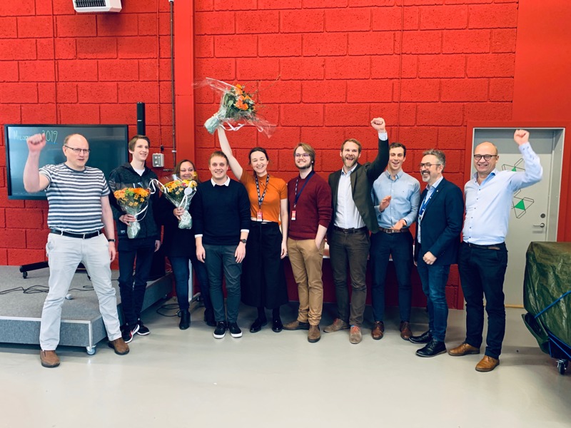 Topp tre sammen med juryen etter prisutdeling. Evry tok 1. plassen, Boost AI tok 2. plassen og Team Creator tok 3. plassen. 
Fra venstre: Stein Gotaas (Creator), Joakim Skog (Creator), Tone Therese Paulsen (Boost.ai), Joacim Andrè Jakobsen (Boost.ai), Gina Husebø (Evry), Thomas Fredriksen (Evry), Årstein Skjæveland, Arne Jørgensen, Gunnar Crawford og Ståle Undheim. 