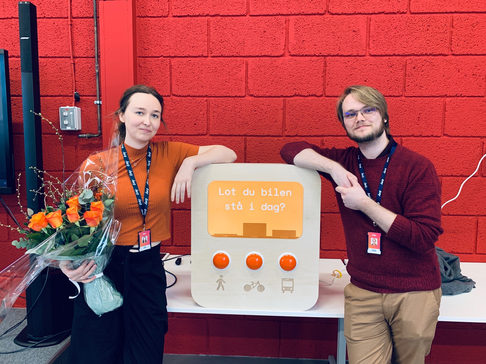 Team Evry bestående av Gina Husebø og Thomas Fredriksen. Her sammen med panelet de utviklet under Miljøhack.