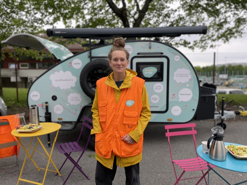 Prosjektleder i områdesatsingen på Storhaug, Oda Skagseth står foran campingvogna. 
