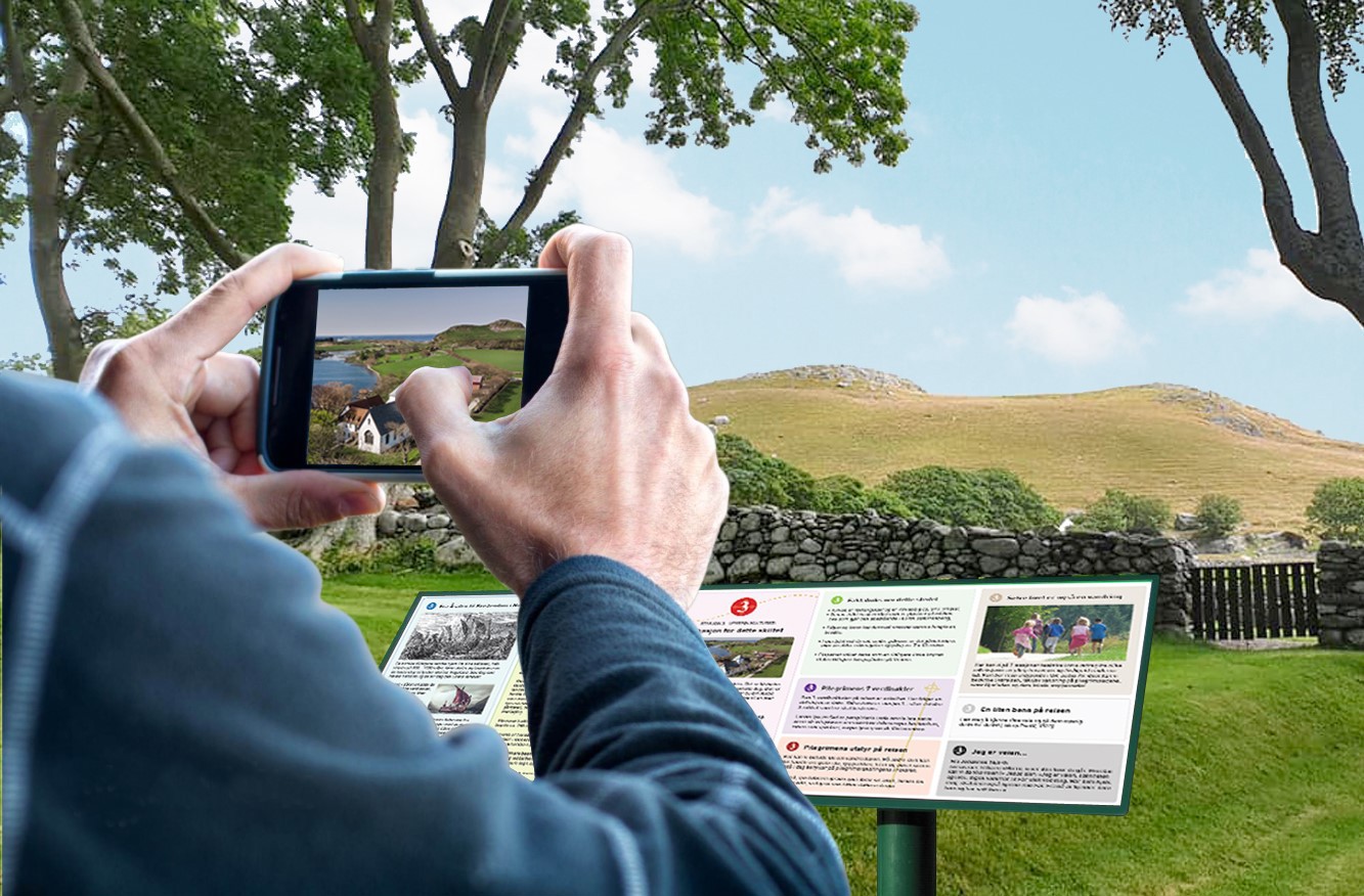 Bilde av en mobil og et skilt på en av kulturstiene.