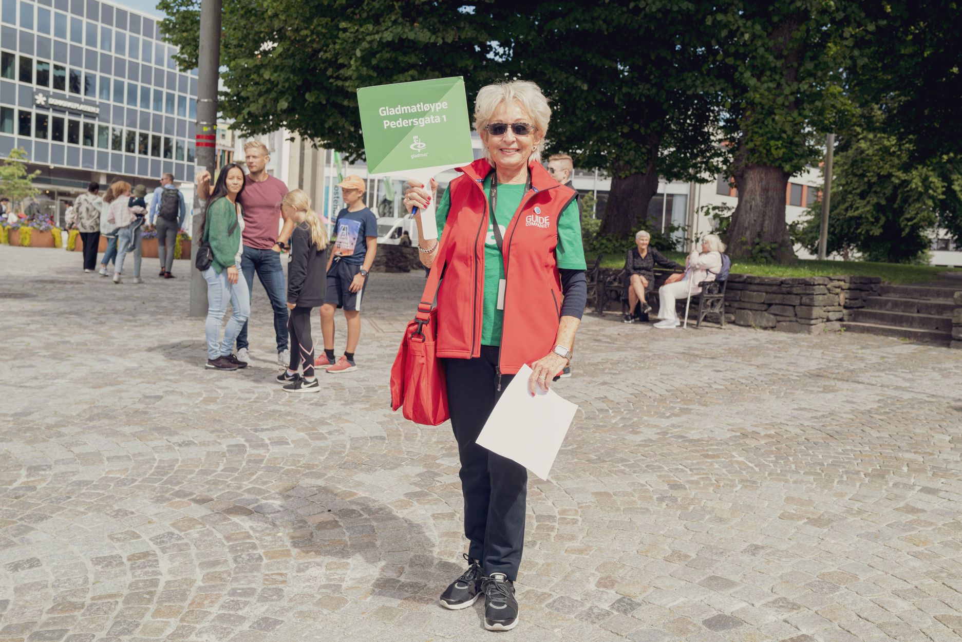 Bilde av dame som holder skilt til gladmatløypene.