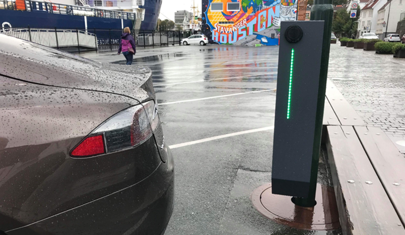 Bilde av elbil-lader i lyktestolpe ved Stavanger havn.