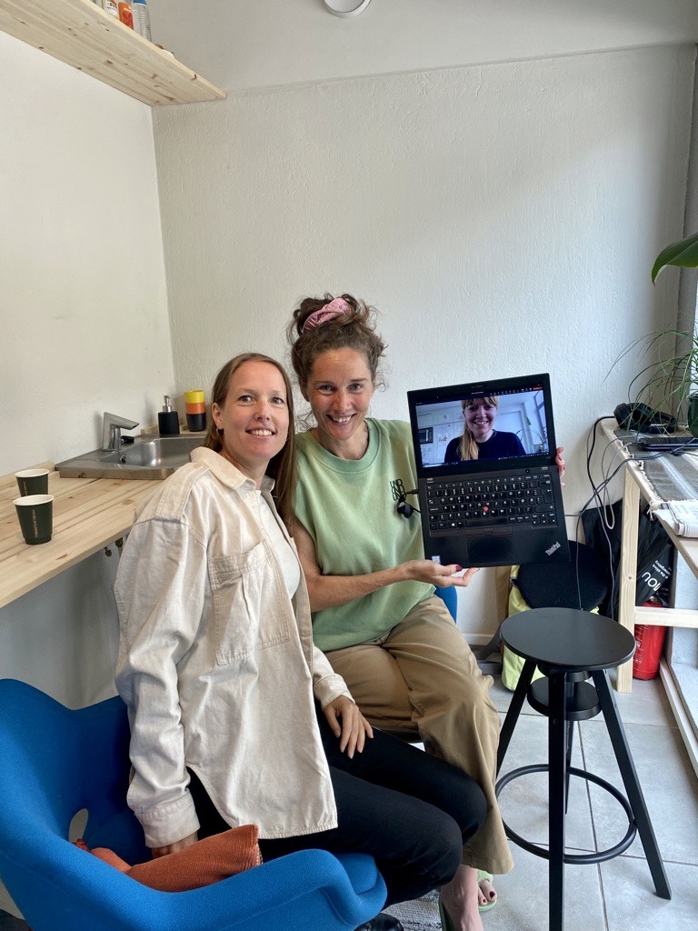 – Vi håper at naboer og innbyggere i Stavanger stikker innom oss, sier Helene Eiliot (t.h.), rådgiver smartby-avdelingen, i Pedersgata 23 på Storhaug. Her med Cecilie Austerå og Marion Højris Jensen (på skjerm), begge fra Formverk.