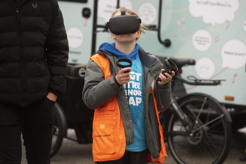 Gutt som har på seg VR-briller