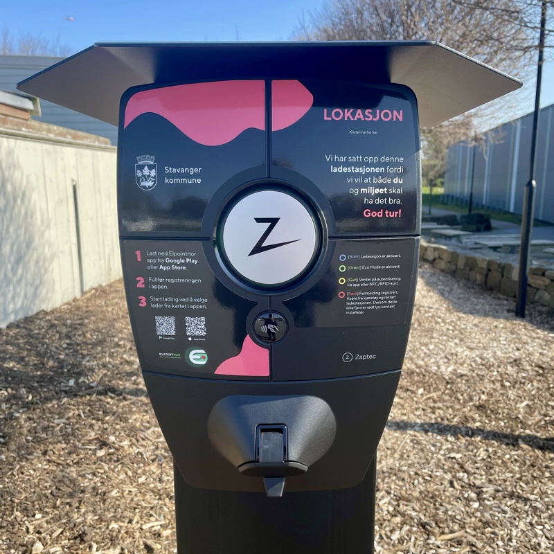Kommunens interne elbil-ladere åpnes nå opp for flerbruk. 