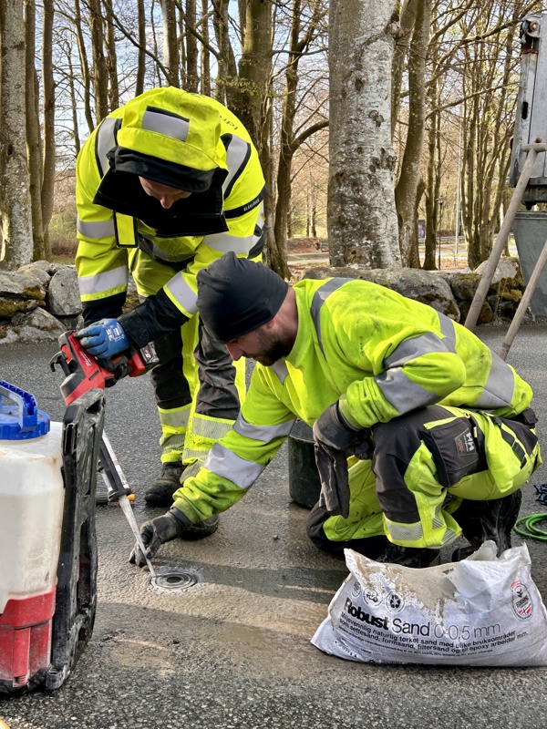 Litt fugejobb, så er sensoren på plass etter en liten halvtime. 