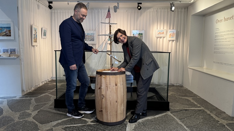 Direktør for innbygger- og samfunnskontakt Herbjørn Tjeltveit og administrerende direktør i MUST, Siri Aavitsland signerer samarbeidsavtale for neste års skutefest. 