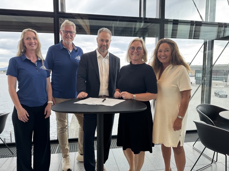 Agnete Int Veld Bendiksen (The Tall Ships Races), Knud Helge Robberstad (The Tall Ships Races), Herbjørn Tjeltveit (Stavanger kommune), Tone Grindland og Grete Straume (Stavanger konserthus) samlet i forbindelse med inngåelse av samarbeidsavtale. 