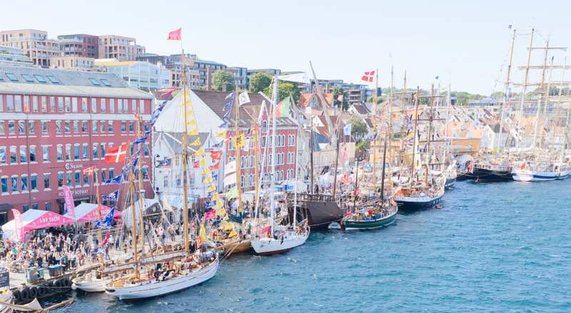 The Tall Ships Races 2026 i Stavanger. Bilde av skuter langs Strandkaien. 