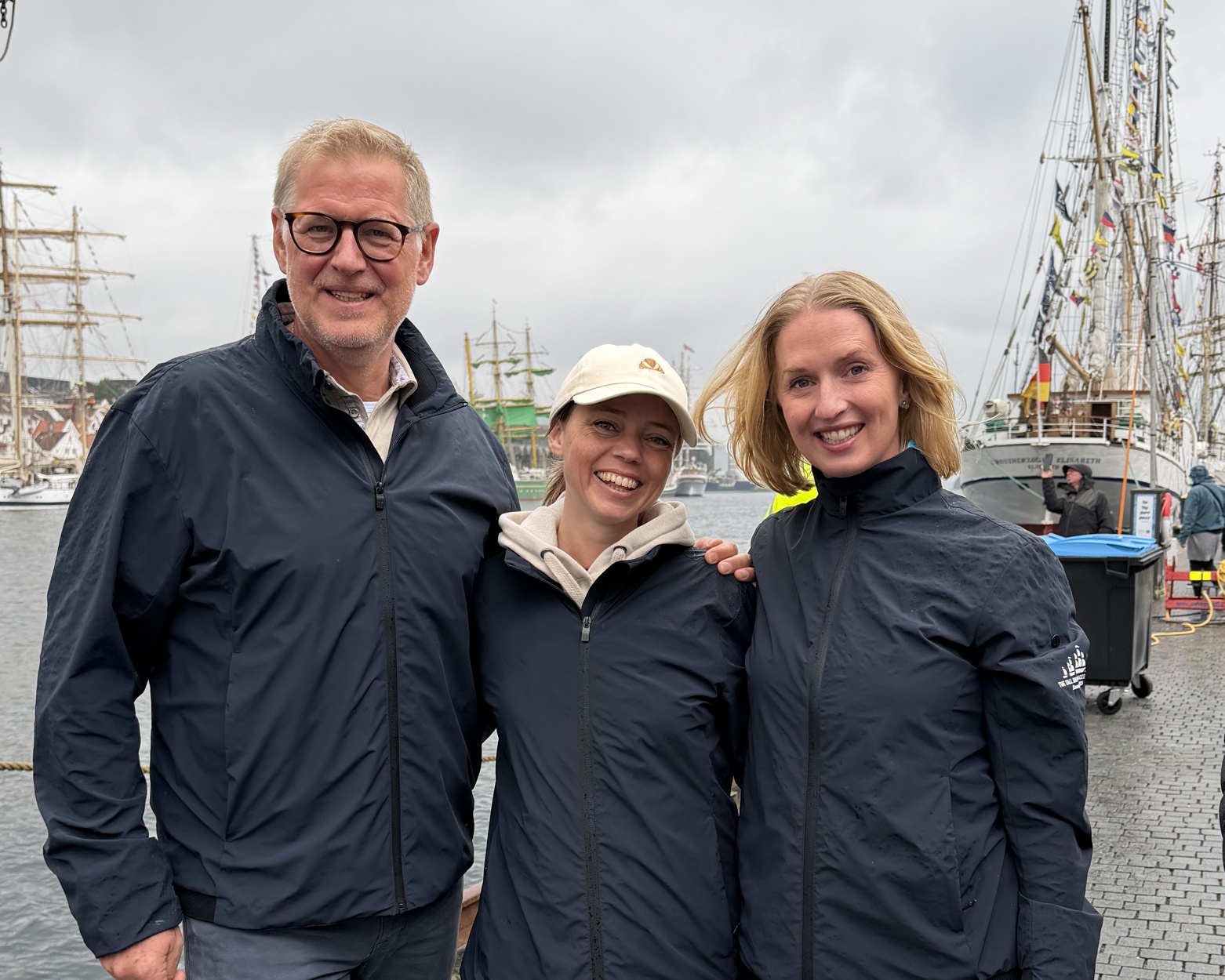 En lykkelig og passe sliten festivalledelse på tampen av årets festival. Fra venstre: Prosjektleder Knud Helge Robberstad, prosjektmedarbeider Elise Kristine Bjordal Simonsen og festivalsjef Agnete in’t Veld Bendiksen.