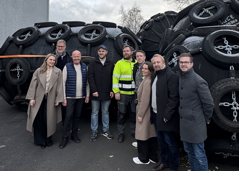 Ansatte i MarLog oppstilt til bilde sammen med prosjektleder i Tall Ships, Knud Helge Robberstad