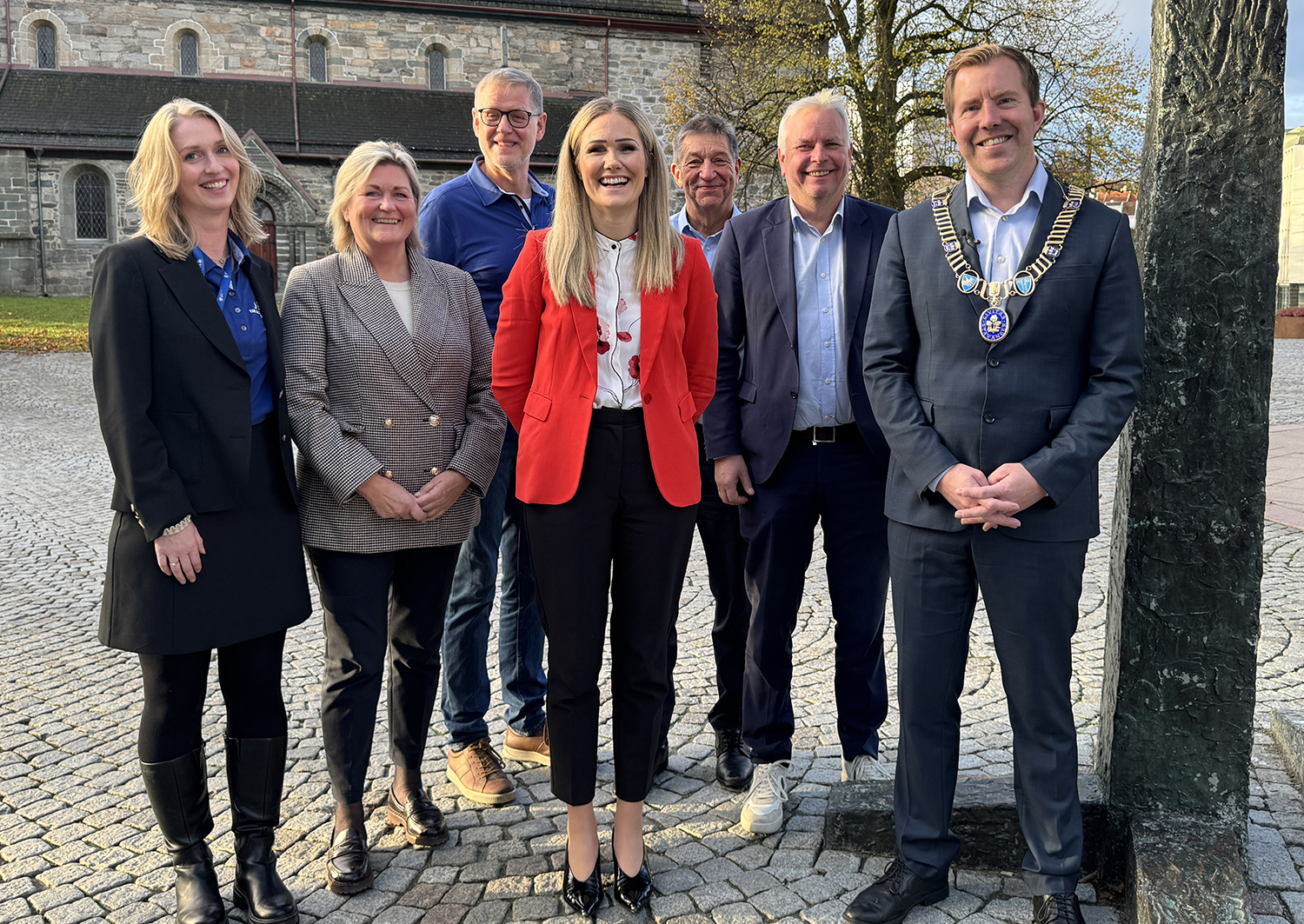 Prosjektrådgiver for Tall Ships Stavanger Agnete Int Veld Bendiksen, næringssjef i kommunen Anne Woie, prosjektleder for Tall Ships Stavanger Knud Helge Robberstad, Liv Helene Roverud, Bjørn Berland og Njål Skår fra Sparebanken Norge og ordfører Tormod W. Losnedal samlet på Domkirkeplassen for å markere ny samarbeidsavtale