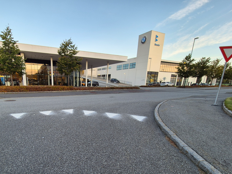 Nymalt veikryss. Nå har du vikeplikt fra sideveiene.