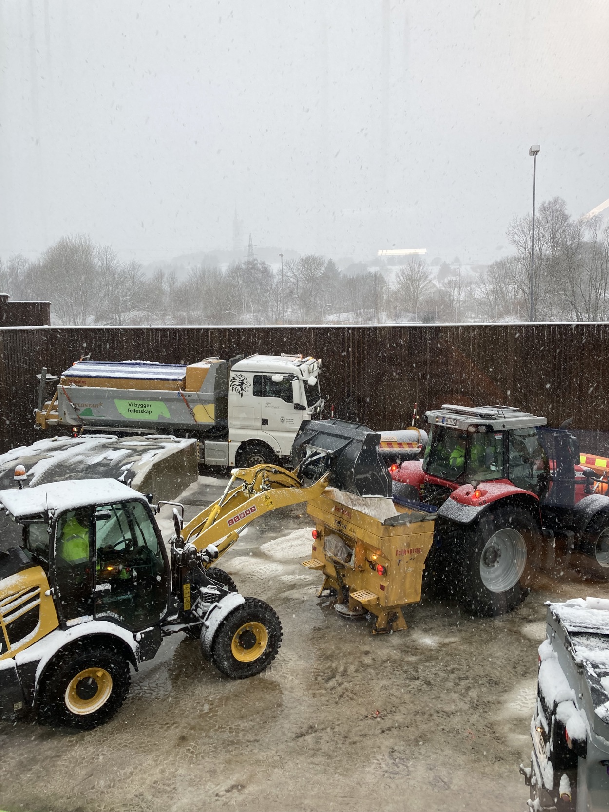 Her får traktoren et nytt lass med salt.