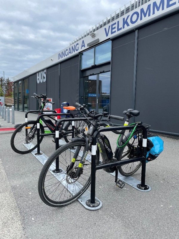 Parkerte sykler utenfor inngang A på Mariero