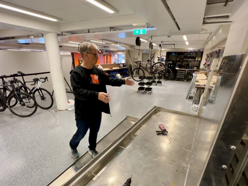 Thomas Stornes gestikulerer ved siden av stor sykkelvask.