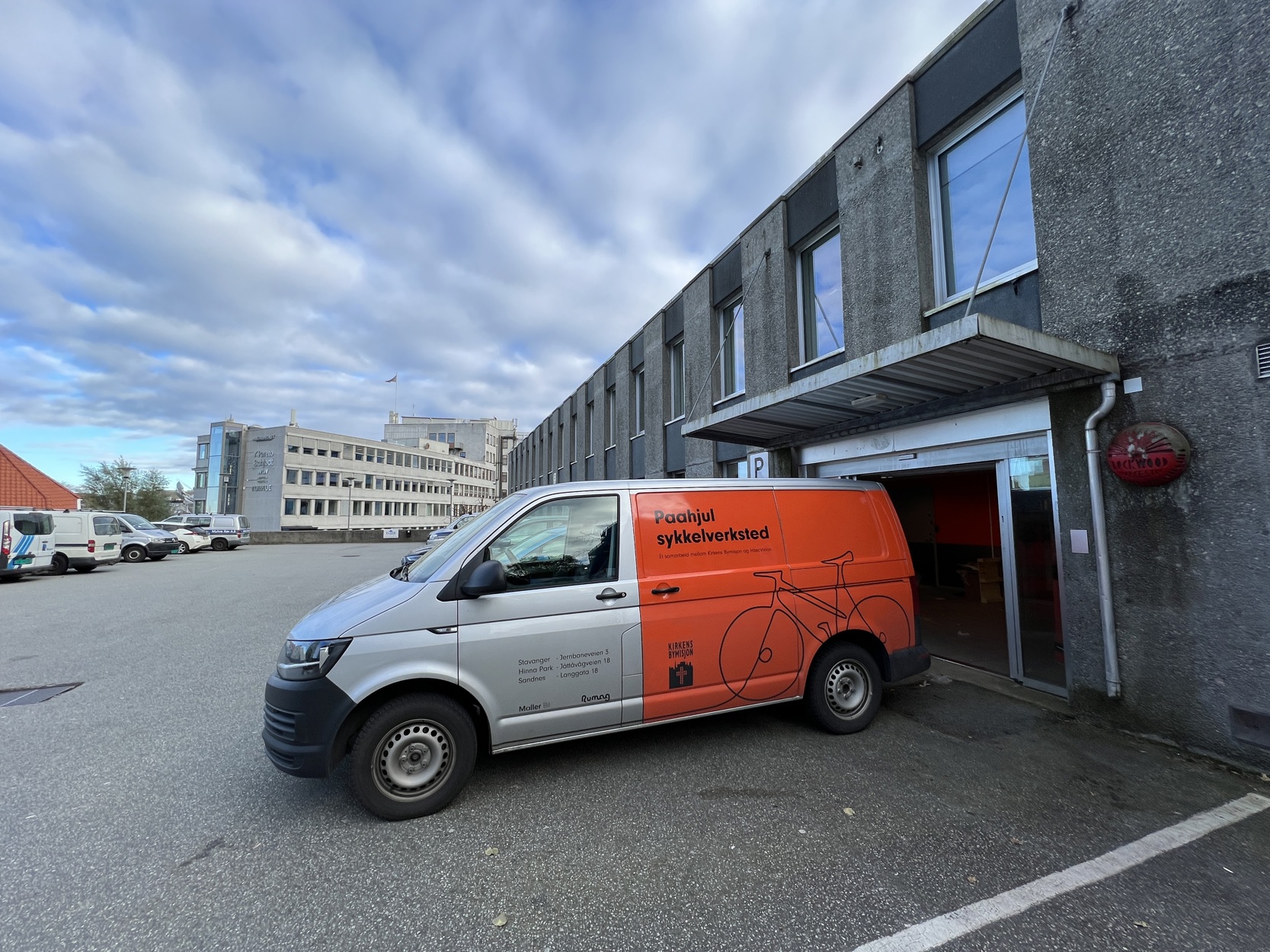 Utsiden av Postens gamle lokaler – nå bemannet sykkelparkering og Paahjul