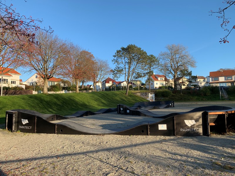 Bildet viser en sykkelbane i kompositt med svinger og humper.