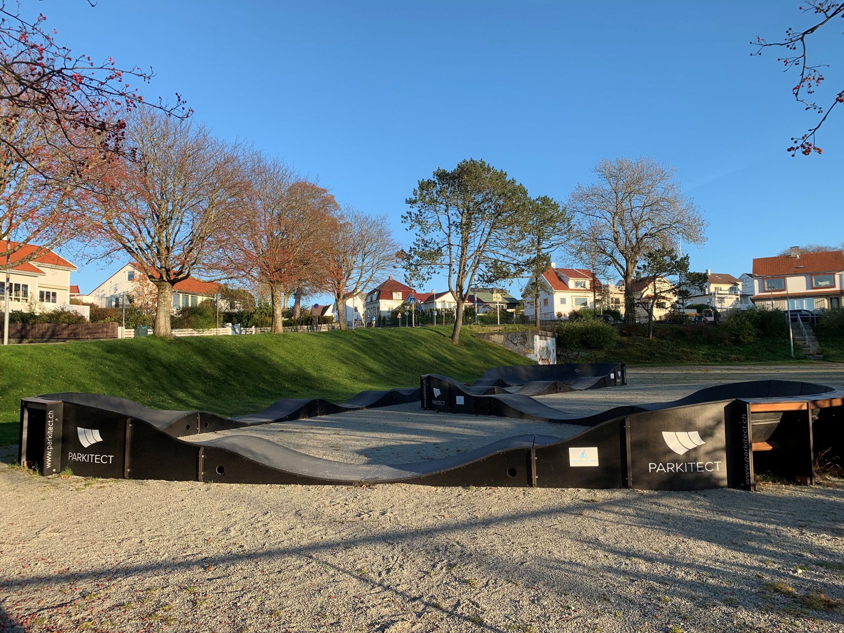 Bildet viser en sykkelbane i kompositt med svinger og humper.