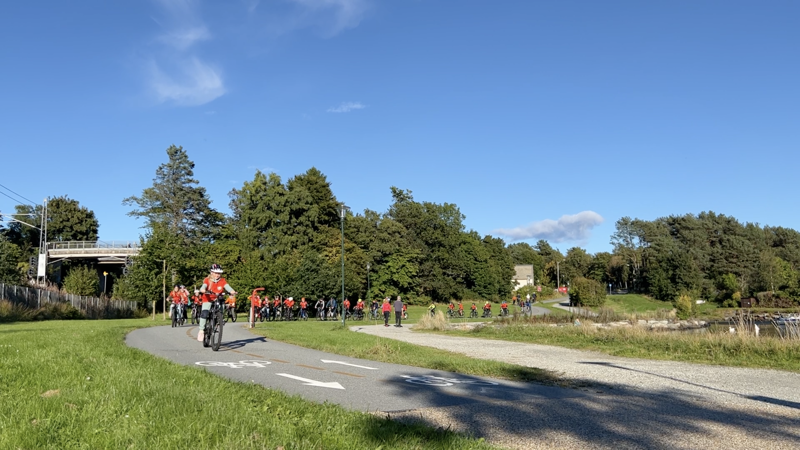 Mange barn sykler en av hovedrutene på sykkel, Gandsfjordruta på Vaulen.