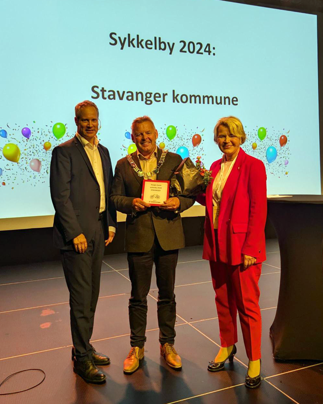 Norges beste sykkelby 2024: Varaordfører Henrik Halleland mottok prisen fra samferdselsminister Jon-Ivar Nygård (til venstre) og generalsekretær i Syklistenes landsforening, Eline Oftedal.