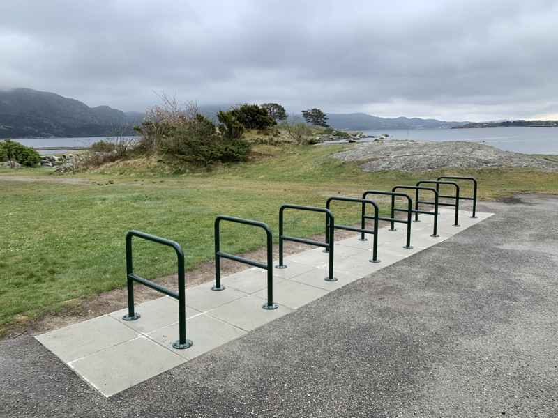 viser nye sykkelstativer på Vaulen badeplass