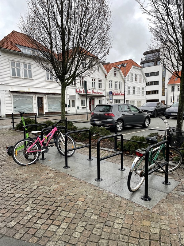 viser sykler som står parkert ved de nye sykkelstativene i Stavanger sentrum