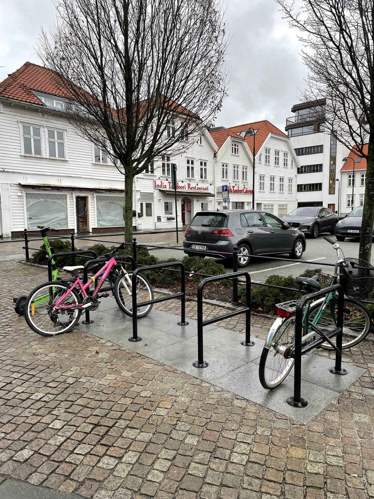 viser sykler som står parkert ved de nye sykkelstativene i Stavanger sentrum