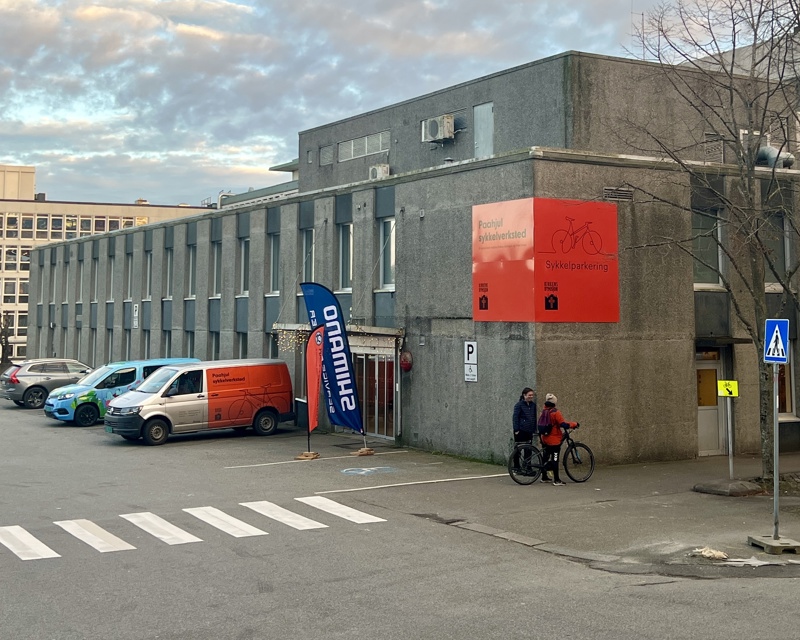 På utsiden av postens gamle lokaler