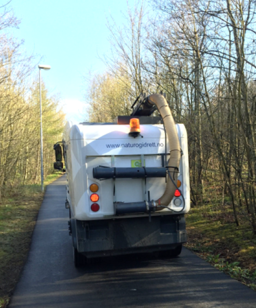 En vedlikeholdsbil koster en sykkelvei.