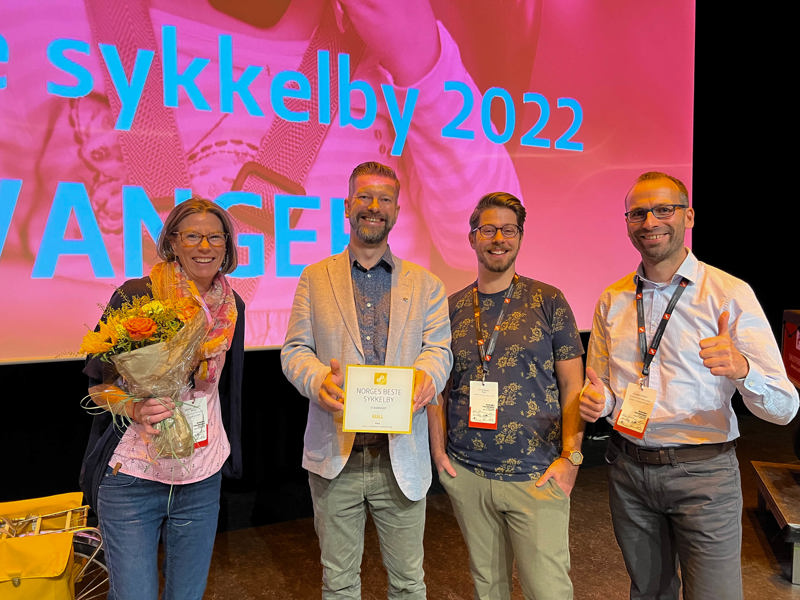 Fornøyde vinnere: Monica Johansen Bikos, Stavanger på sykkel, Rune Askeland, leder for utvalg for miljø og utbygging i Stavanger kommune, Christopher Bush og Holger Pansch i Stavanger på sykkel i Stavanger kommune.