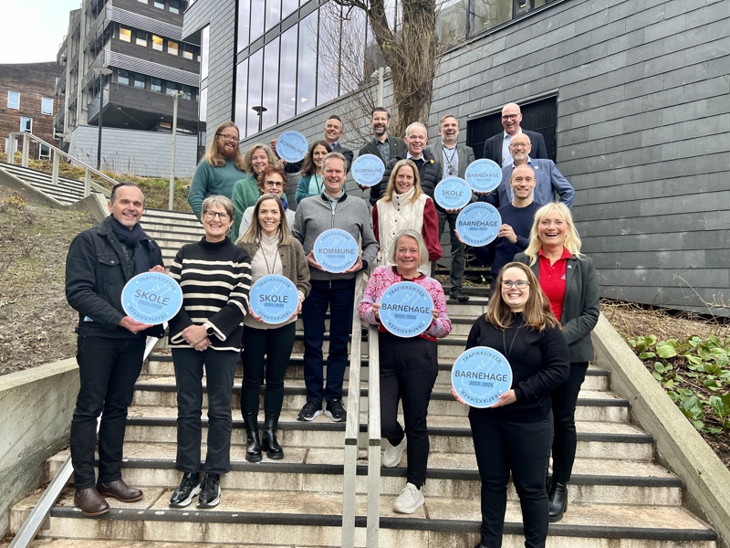 Bilde av Fornøyde representanter fra kommunen og Trygg trafikk etter at Stavanger ble en trafikksikker kommune.